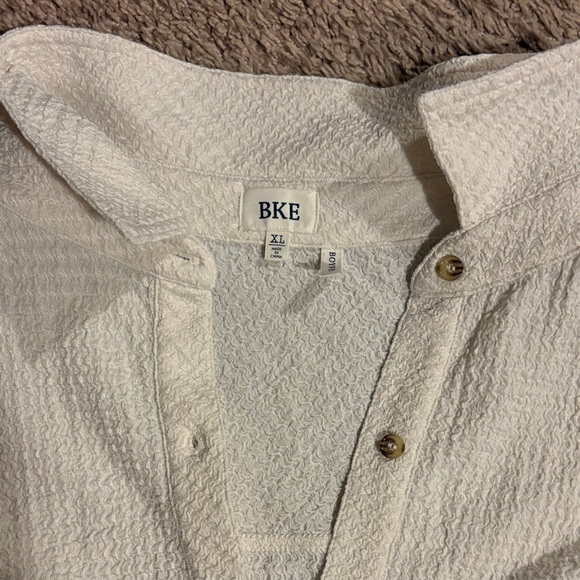 BKE White Textured Button-Down Blouse - Picture 2 of 3